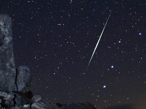 Meteoro cruza o céu sobre o deserto de Mojave (Foto: AstroPics.com, Wally Pacholka / AP)