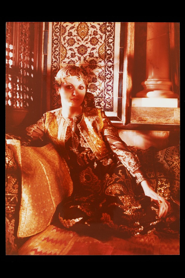 Lebanese writer Hanan al-Shaykh modelling Thea Porter at Leighton House, 1981 (Foto: Courtesy of the Venetia Porter collection / Image © V&A Photographic Studio )