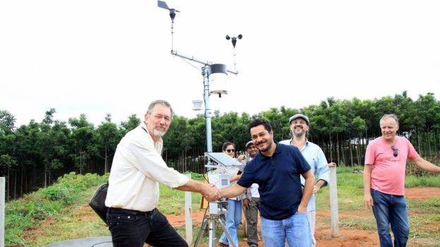 Gilberto durante a entrega de uma estação meteorológica digital para os Produtores de Holambra (Foto: Arquivo pessoa/ via BBC News Brasil)