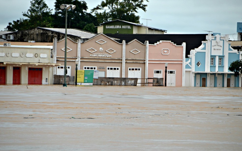 Rio Acre registrou 18,40 metros em 4 de março de 2015; na foto, vê-se o Calçadão da Gameleira, no Centro de Rio Branco, completamente tomado pelas águas — Foto: Caio Fulgêncio