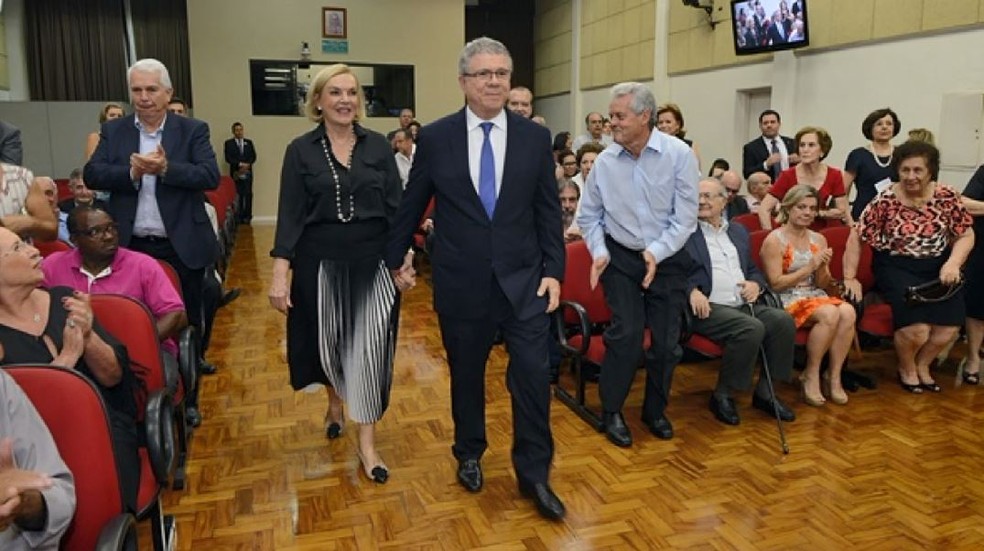 Maria Luiza Meneghel acompanha o esposo, o empresário Celso Silveira Mello Filho, em cerimônia na Câmara dos Vereadores de Piracicaba (SP). — Foto: Reprodução/EPTV