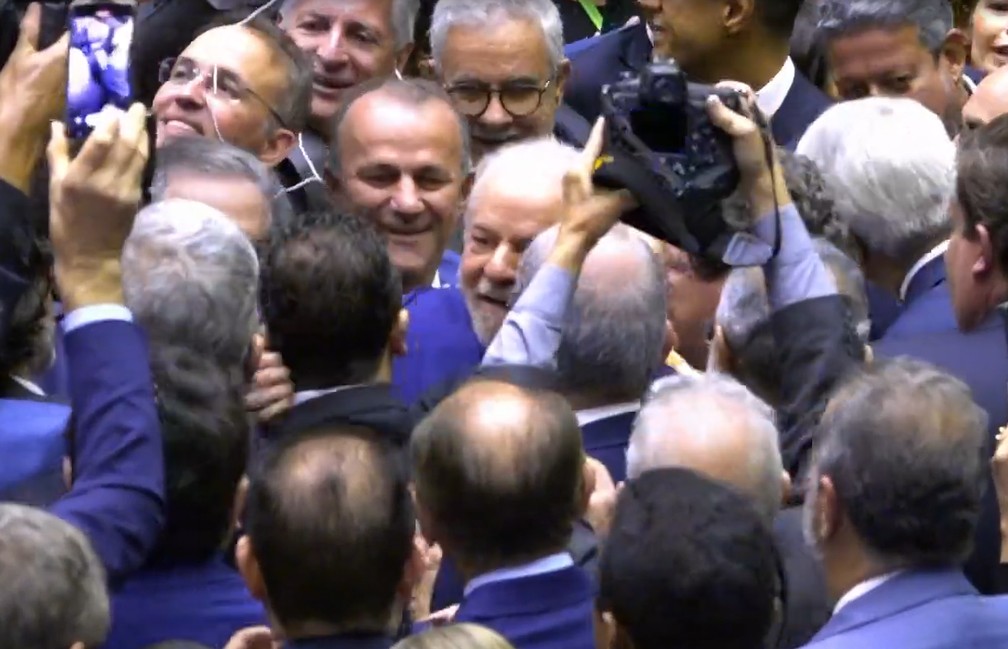Lula é cercado no plenário do Congresso — Foto: TV Globo/Reprodução