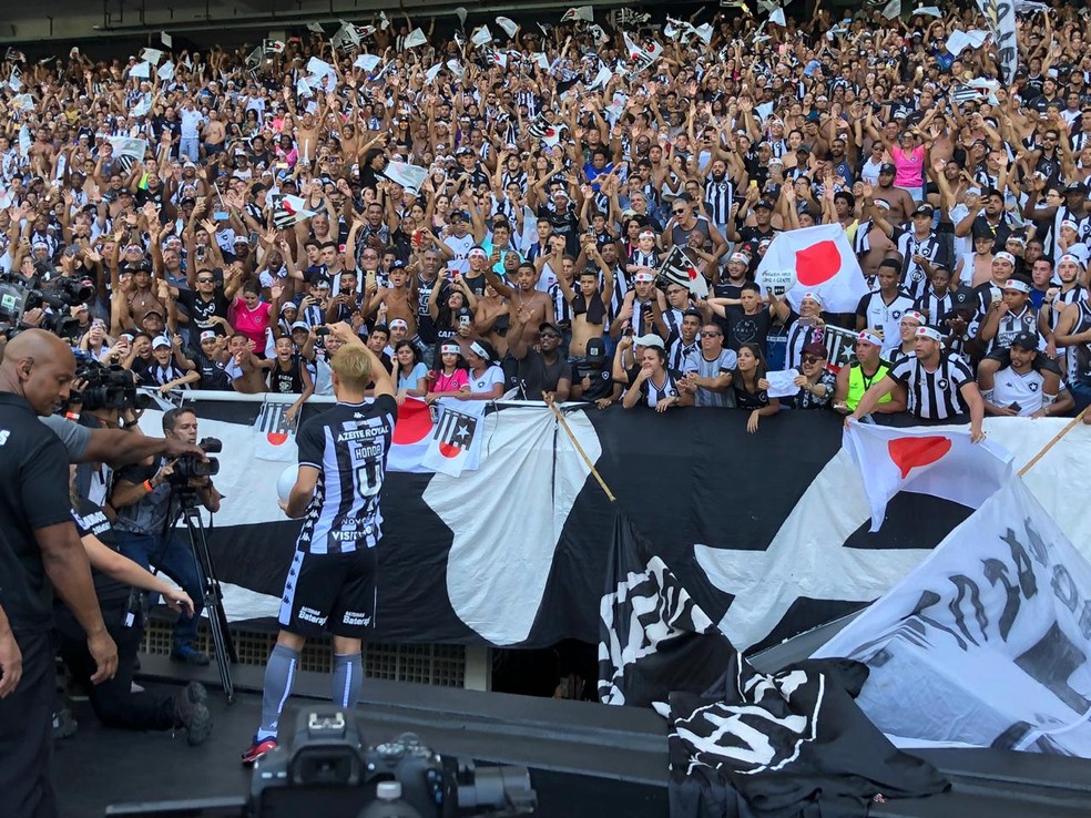 Honda vai na galera agradecer ao carinho da torcida do Botafogo — Foto: Caique Andrade