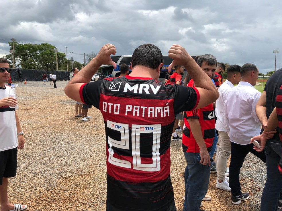 Torcedor do Flamengo personaliza a camisa com o bordão — Foto: Daniel Borges / GloboEsporte.com