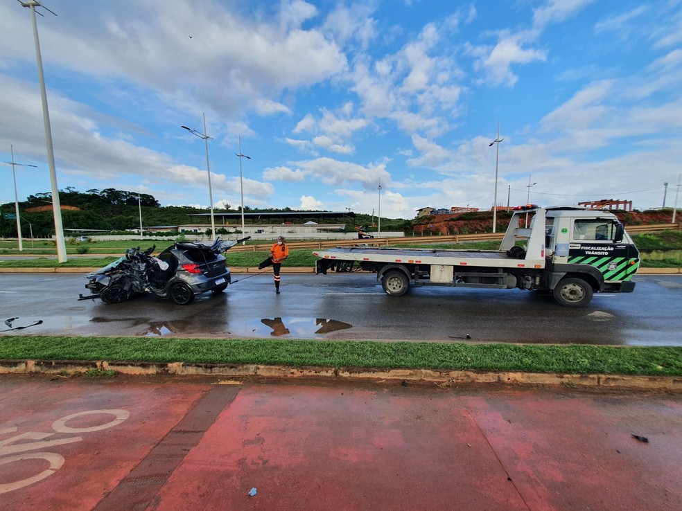 Carro foi retirado por guincho da Transalvador — Foto: Phael Fernandes/TV Bahia 