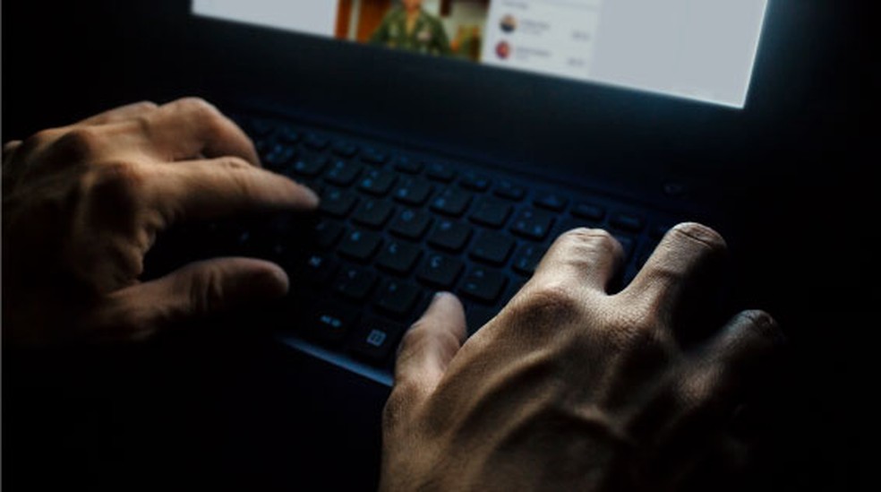 Homem é suspeito de divulgar fake news com recebimento de dinheiro público — Foto: Igor Estrella/G1