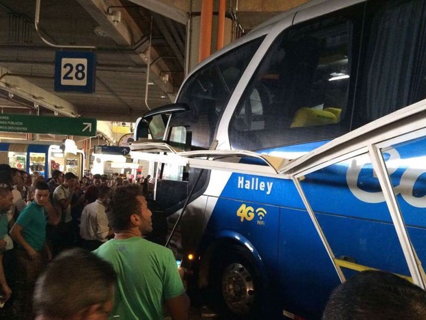 Ônibus perdeu o controle e avançou e atingiu passageiros na rodoviária em Campinas (Foto: Thiago Coelho)