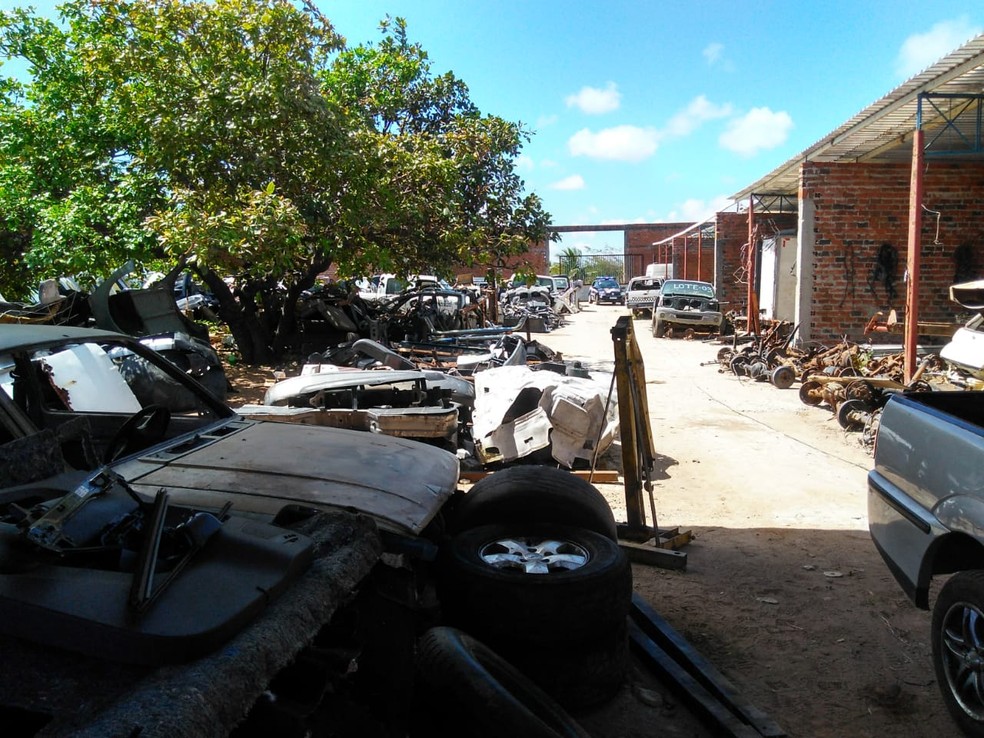 Opera&ccedil;&atilde;o da Pol&iacute;cia Civil fiscalizou sucatas na Grande Natal e encontrou dois ve&iacute;culos roubados 'desmanchados' &mdash; Foto: Divulga&ccedil;&atilde;o