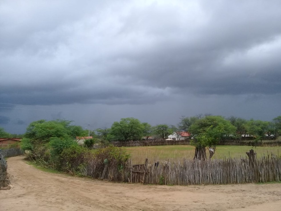 Precipitação forte nesta segunda-feira na Fazenda Logradouro na cidade de Independência. — Foto: Alberto Coelho/Arquivo Pessoal