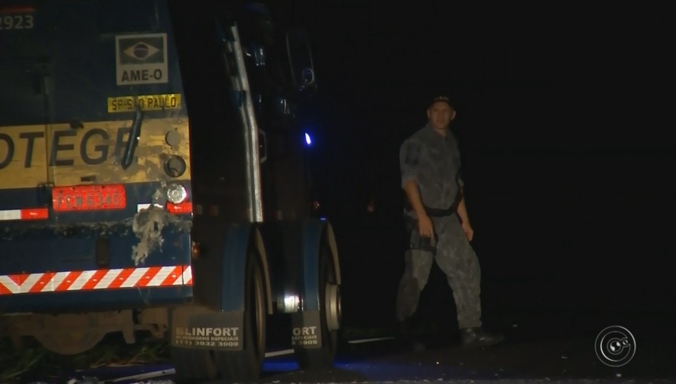 Carro-forte foi atacada em rodovia de Marília (Foto: Reprodução/TV TEM)