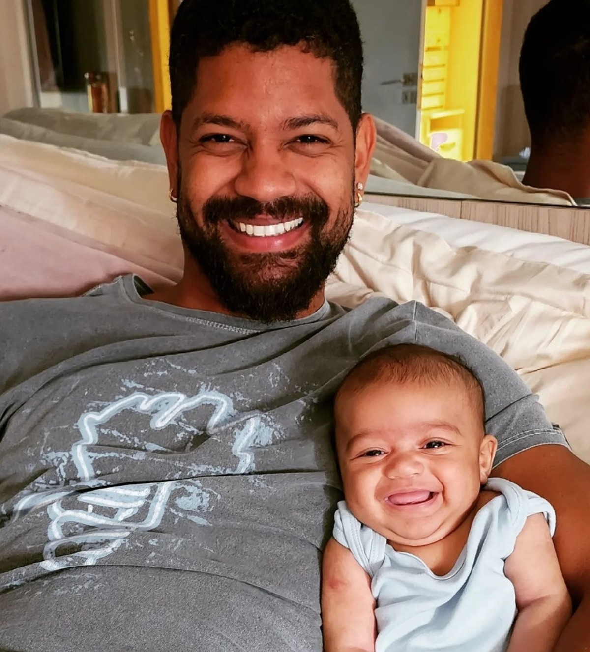 Viviane Araujo clica o filho sorridente ao lado do papai 
