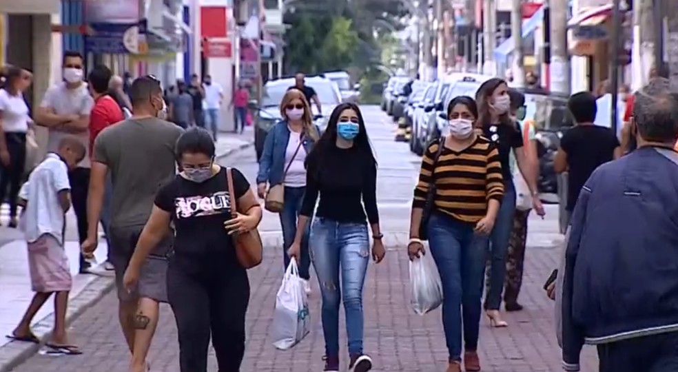 Movimento no comercio de Taubat&eacute; &mdash; Foto: Reprodu&ccedil;&atilde;o / TV Vanguarda
