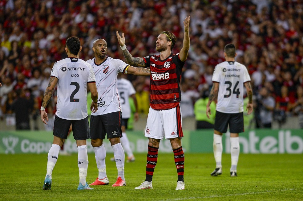 L&eacute;o Pereira reclama em jogo entre Flamengo e Athletico-PR &mdash; Foto: Marcelo Cortes / Flamengo
