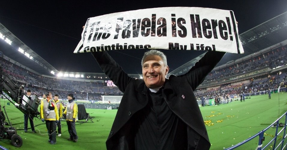 Tite com a faixa 'The Favela Is Here' na celebração da conquista do Mundial de Clubes, em 2012 (Foto: Reprodução: Twitter)