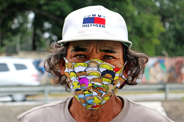 A estampa é composta por muitas pessoas usando máscaras, com o intuito de aproximar os assistidos da arte (Foto: Reprodução / Instagram / Pimp My Carroça / Fernando Christo)