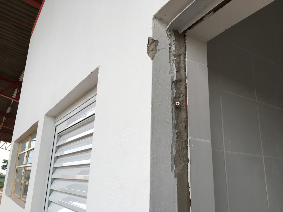 Portas, batentes, vasos sanitários e pias foram arrancados do Terminal Urbano (Foto: Valmir Custódio/G1)