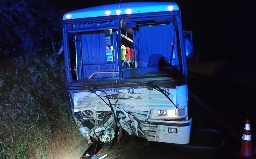 Ônibus se envolveu em batida, em Corbélia — Foto: PRF/Divulgação