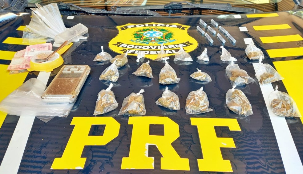 Maconha, cocaína e materiais para a confecção de droga encontrados em Guajará-Mirim, RO — Foto: PRF/Reprodução
