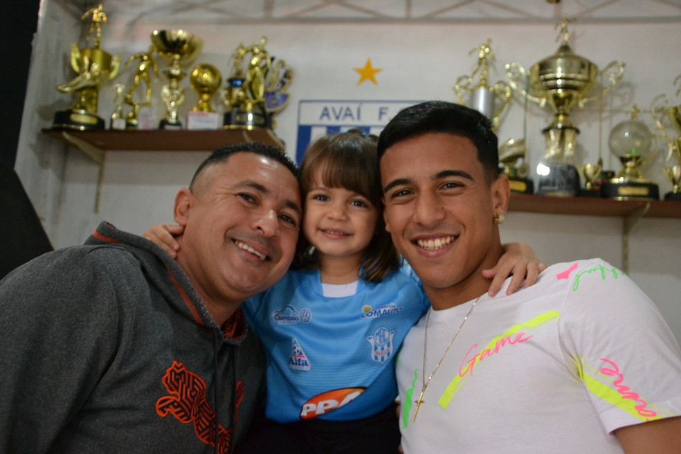 Avô Eliandro com sua neta Rebeca e seu filho Leonardo, pai da menina — Foto: (Foto: Leonardo Moreno/Arquivo pessoal)