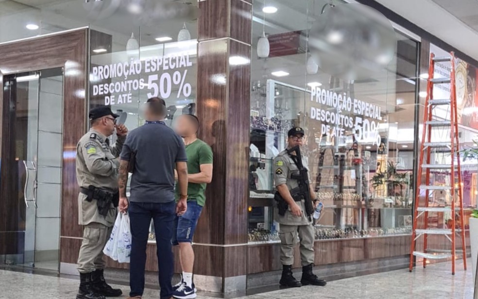 Policiais militares em joalheria furtada de shopping de Goiânia — Foto: Renata Costa/TV Anhanguera
