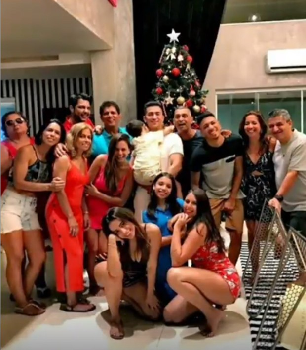 Anitta lamenta de saudades da família (Foto: Reprodução / Instagram)