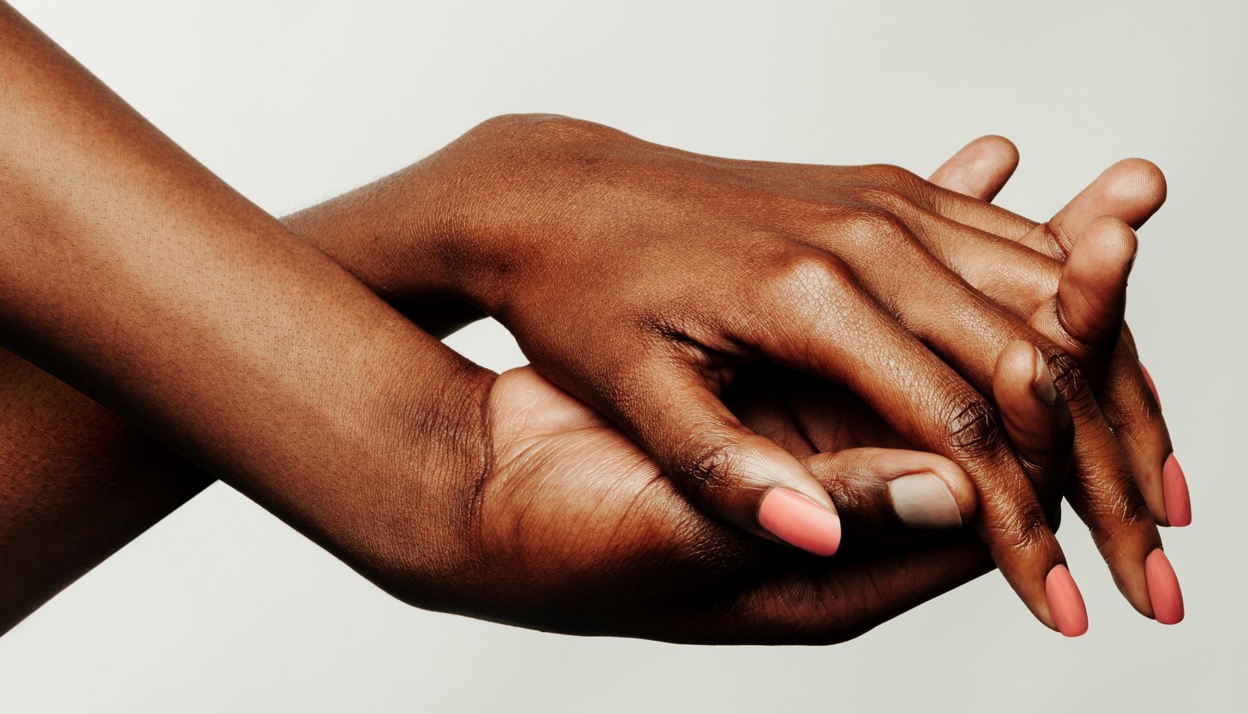 Passar hidratante e protetor solar nas mãos retarda o envelhecimento da pele (Foto: Getty Images)