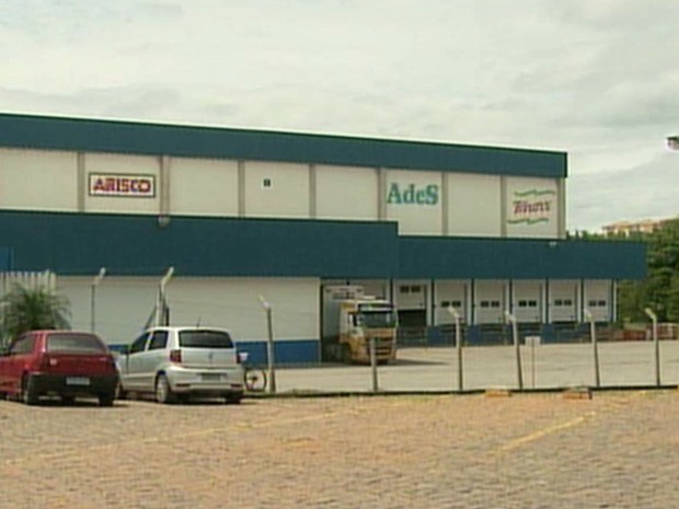 Vigilância Sanitária fiscaliza linha de produção da Ades em Pouso Alegre (Foto: Reprodução EPTV)