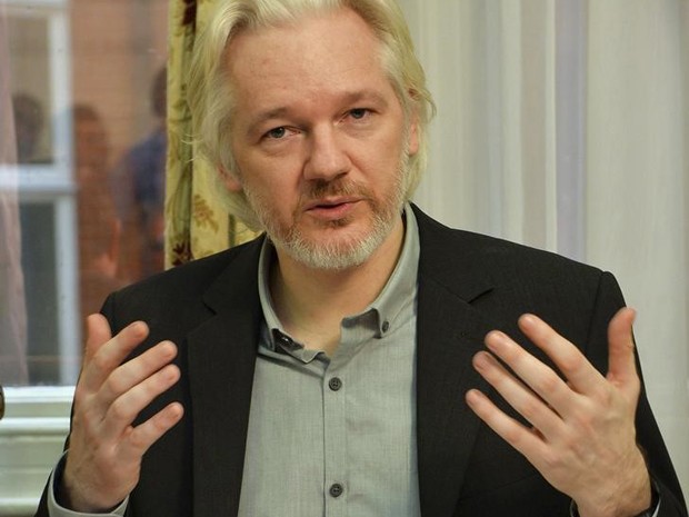 Julian Assange, em foto durante entrevista em 2014, afirmou que não irá deixar a Embaixada do Equador em Londres mesmo se todas as acusações de abuso sexual contra ele forem descartadas (Foto: Reuters/John Stillwell)