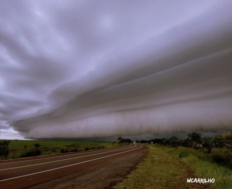 Nuvem extensa e escura se forma no céu de Campo Grande: alerta de tempestade, diz meteorologia