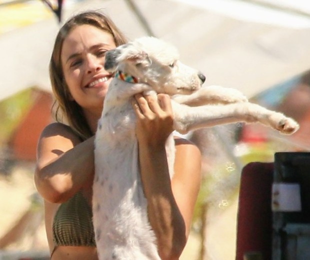 Luiza Valdetaro e o cãozinho de estimação (Foto: Daniel Delmiro/AgNews)