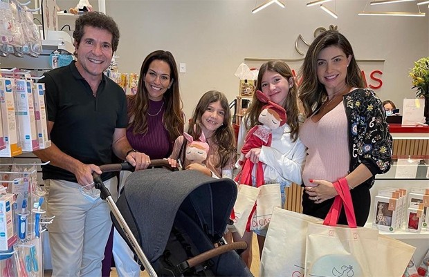 Daniel e Aline de Padua vão às compras para a caçula com as filhas  (Foto: Reprodução/Instagram)