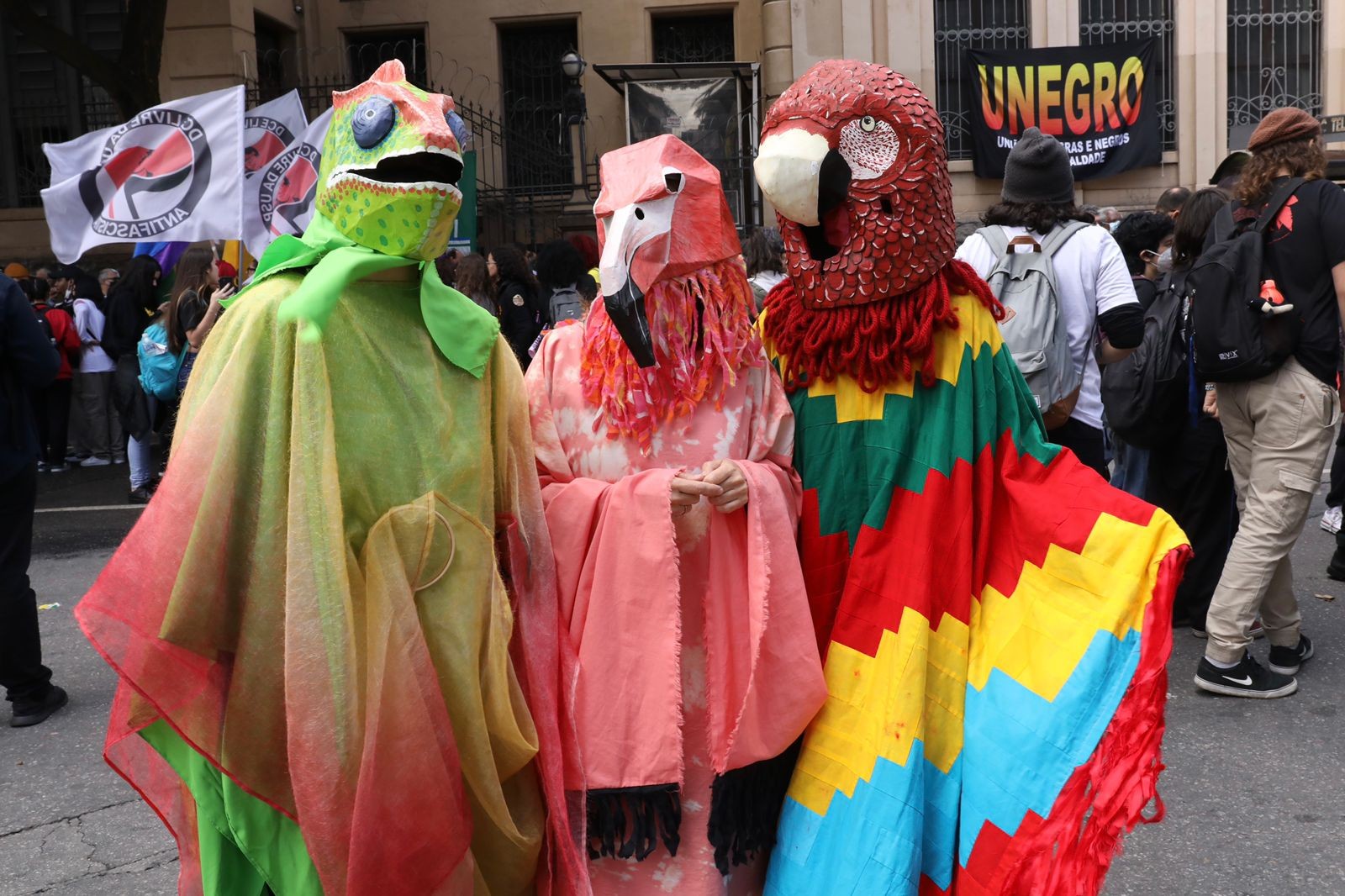 
Fantasiados, integrantes de movimento participam de ato pela democracia em SP representando animais como seres de direito