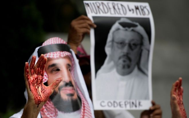 Protesto fora da Embaixada Saudita nos EUA, seis dias após o desaparecimento de Jamal Khashoggi (Foto: GETTY IMAGES)