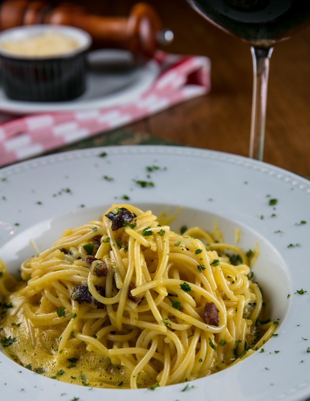 Spaghetti à Carbonara Clássica: massa italiana à Carbonara com molho à base de gema, parmesão e cubos de panceta temperados (Foto: Tomás Rangel/Divulgação)