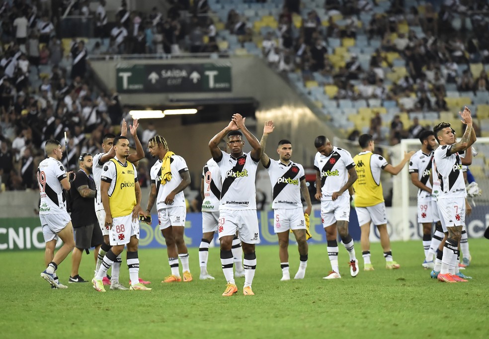 Jogadores do Vasco agradecem pelo apoio da torcida no Maracanã depois do jogo contra o Sport — Foto: André Durão / ge