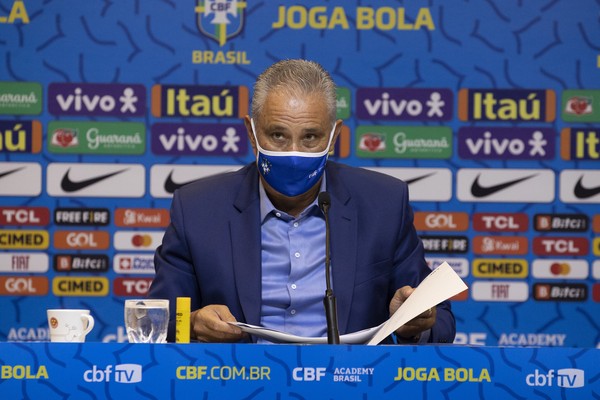 Tcnico Tite com lista de convocados da seleo brasileira  Foto: Lucas Figueiredo / CBF