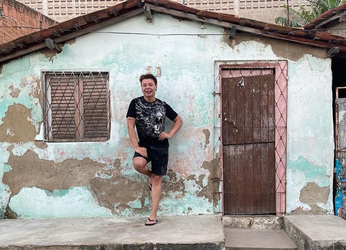 David Brazil posa em frente à casa em que morava com a família em Campina Grande (Foto: Reprodução/Instagram)