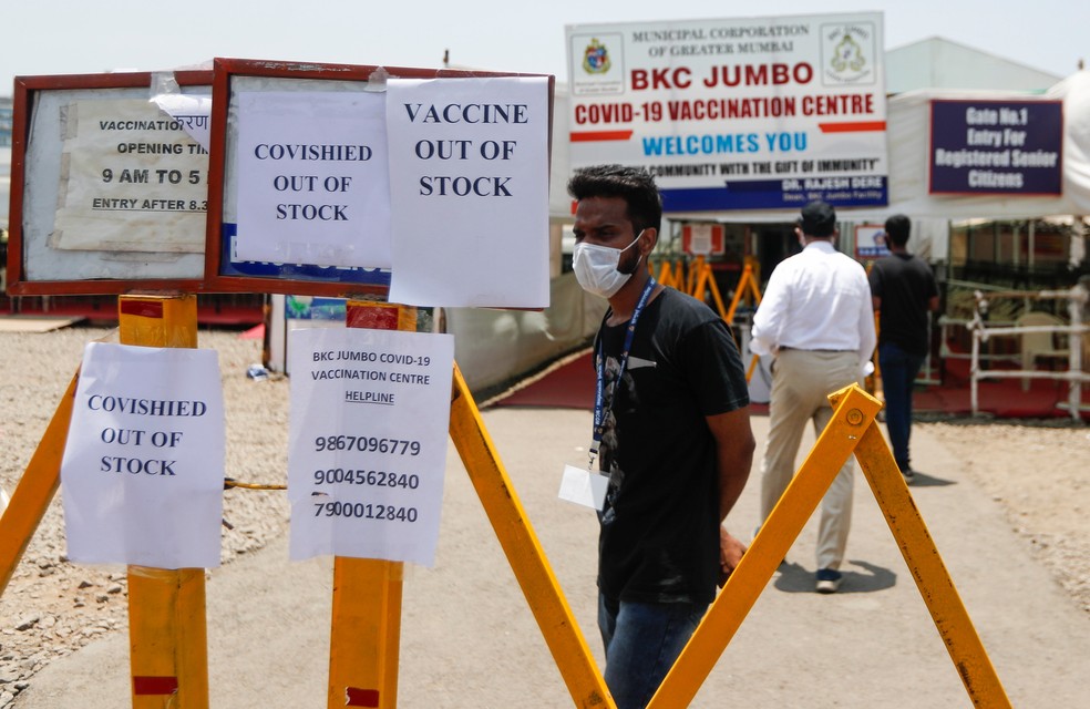 Avisos sobre a falta de vacinas contra contra a Covid-19 em centro de vacinação em Mumbai, na Índia, nesta terça (20) — Foto: Francis Mascarenhas/Reuters