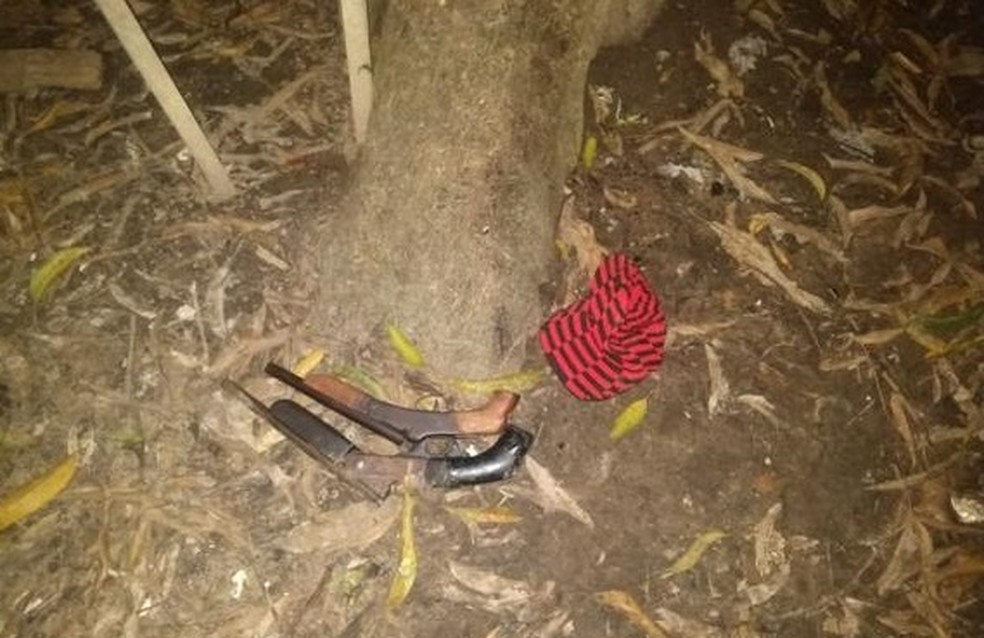 Com suspeitos, polícia apreendeu duas escopetas e quantidade de maconha  — Foto: Divulgação/PM-AC