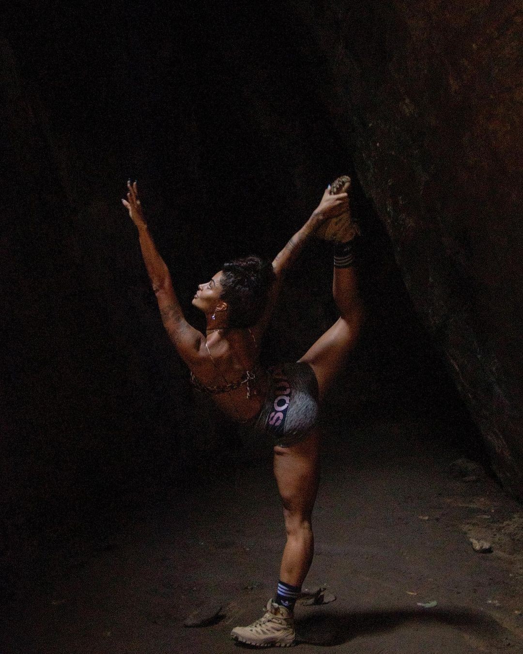 Aline Campos faz trilha em caverna (Foto: Reprodução Instagram)