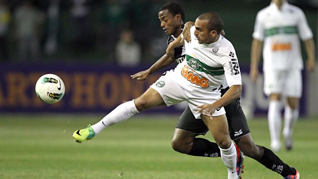 Coritiba e Ponte Preta (Foto: Albari Rosa / Futura Press)