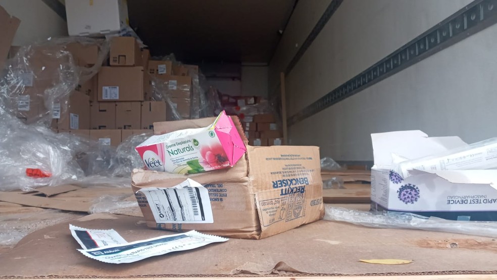 Caminhão também transportava carga de cosméticos — Foto: Repórter Beto Ribeiro