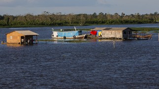 Vida anfíbia. Casas comuns no Rio Amazonas, entre Santarém e Óbidos — Foto: Felipe Goifman/Divulgação