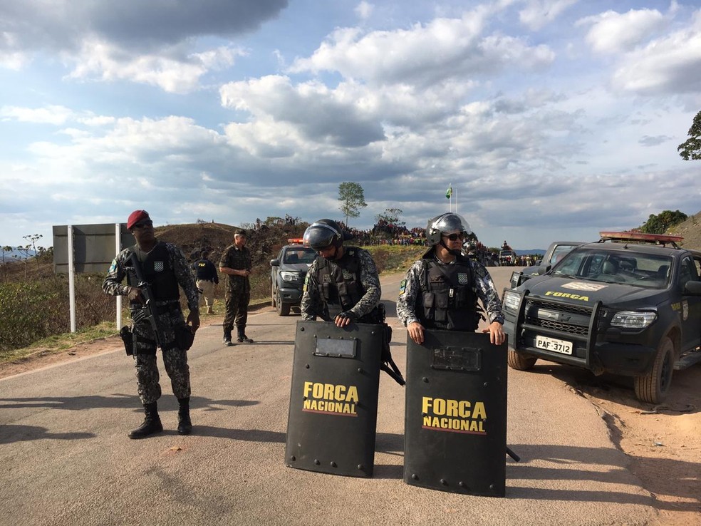 Apoiadores de Maduro se aglomeram do lado venezuelano da fronteira; Força Nacional mantém barreira — Foto: Emily Costa/G1