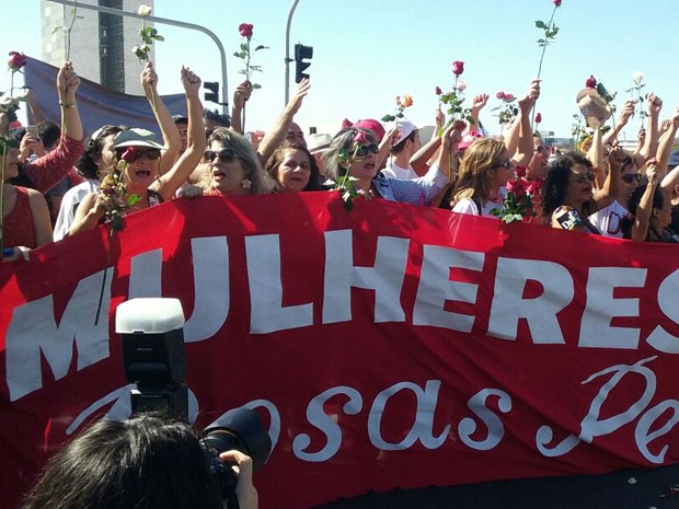 Grupo de manifestantes leva faixa escrito 'Mulheres com Dilma, rosas pela Democracia' para frente do Congresso (Foto: Beatriz Pataro/G1)