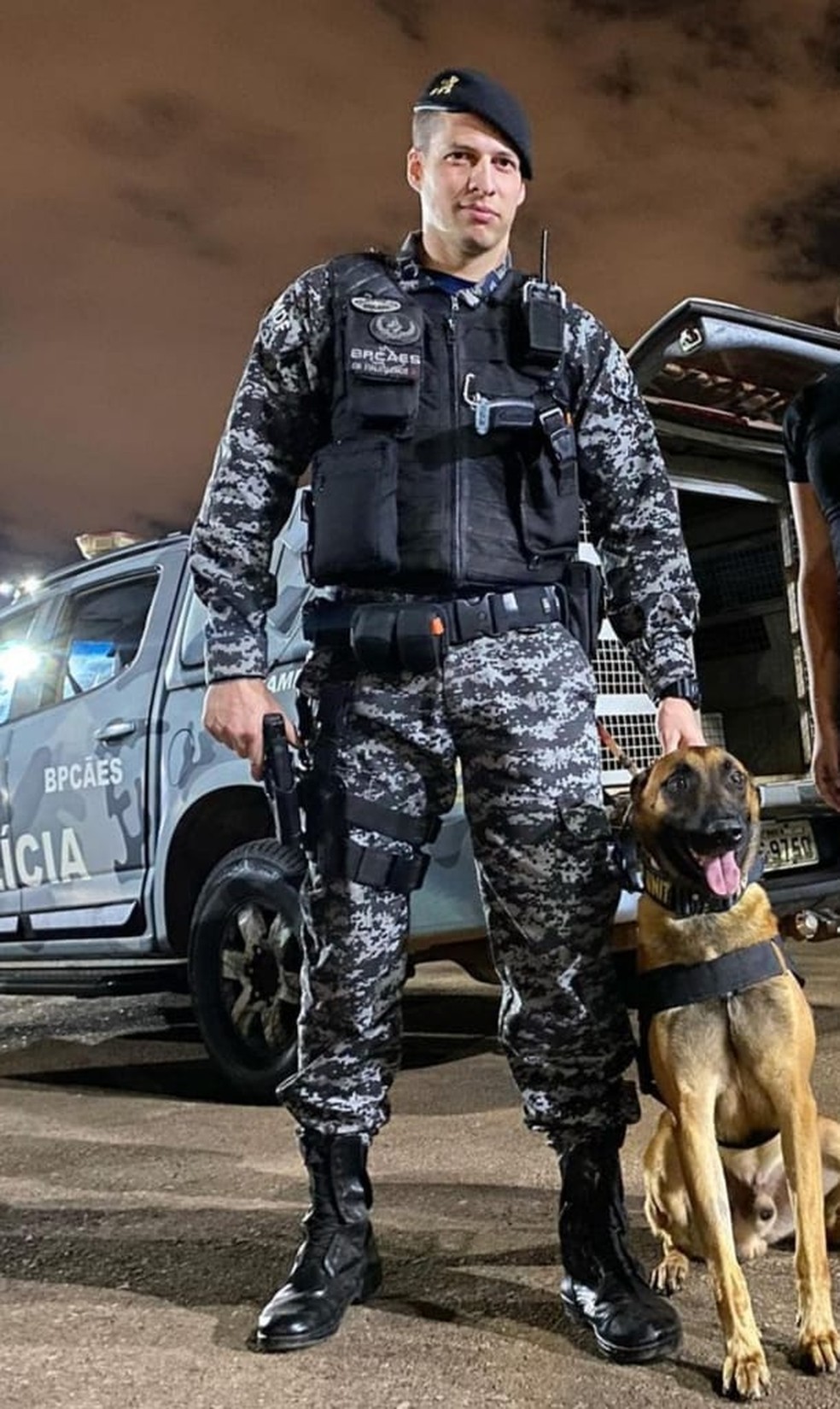 Cabo Italo com o mascote Chico  — Foto: Foto: BPCAES