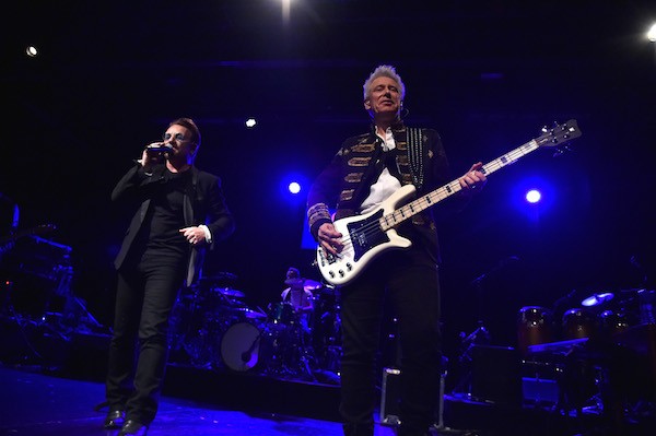 O músico Adam Clayton do U2 ao lado de Bono Vox (Foto: Getty Images)