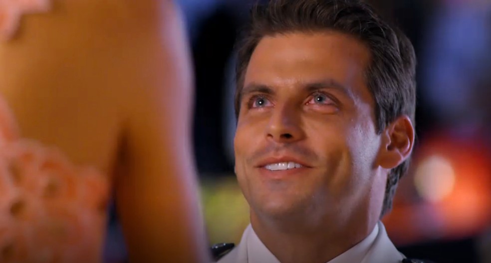 Cassiano (Henri Castelli) pede Ester (Grazi Massafera) em casamento durante a festa de Alberto (Igor Rickli), em 'Flor do Caribe' &mdash; Foto: Globo