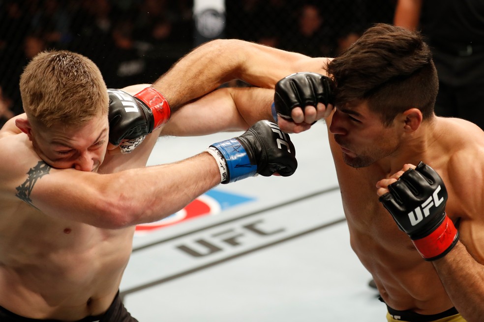 Vicente Luque golpeia Derrick Krantz em sua vitÃ³ria por nocaute no primeiro round do UFC Rochester â?? Foto: Getty Images