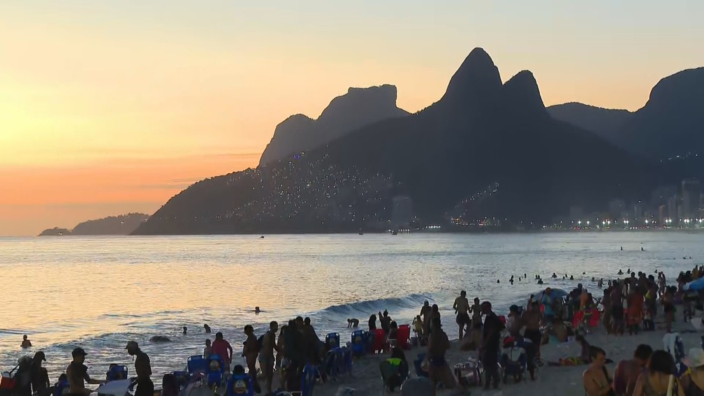 Pôr do sol e praia cheia do Arpoador ao Leblon — Foto: Sisley Monteiro/TV Globo